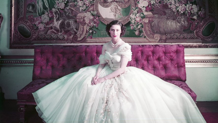 Portrait de la princesse Margaret le jour de son 21ème anniversaire en robe Dior. Photographie signée Cecil Beaton (1904–1980)