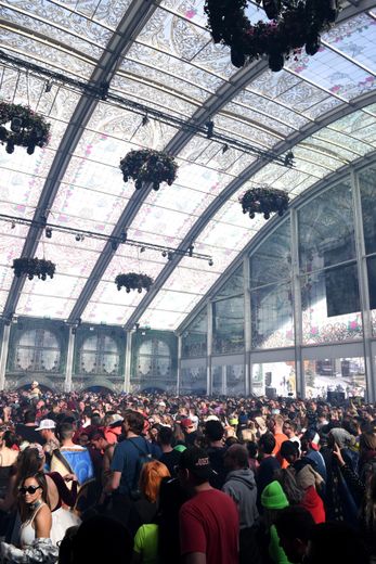 L'Alpe d'Huez vibre au son des DJ du festival de musique électro "Tomorrowland", qui tient sa première édition hivernale dans la station française, largement privatisée pour accueillir 25.000 fans venus du monde entier