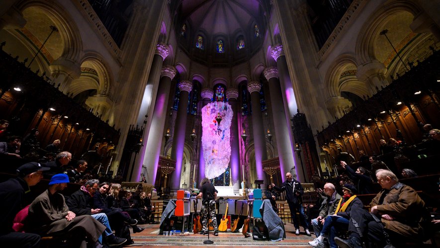 Plus de cinq ans après sa mort, les guitares de Lou Reed ont résonné mercredi sous la voûte majestueuse d'une cathédrale de New York