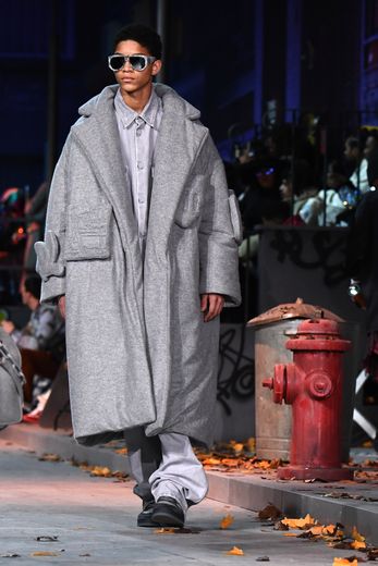 Un mannequin présente une création Louis Vuitton lors de la semaine de la mode masculine Automne-Hiver 2018-2019 à Paris, le 17 janvier 2019