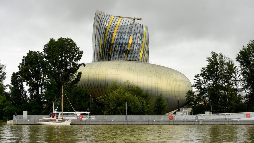 La Cité du Vin de Bordeaux, dans sa nouvelle exposition de printemps, célèbre le flacon de verre ou de cristal dans l'art contemporain.