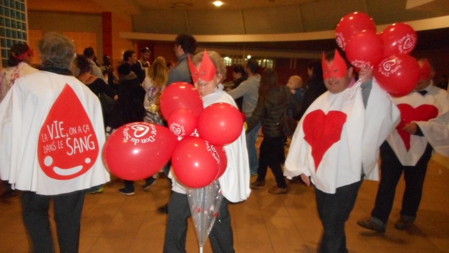 Les donneurs de sang bénévoles du Bassin et sa région ont participé au carnaval de Decazeville.