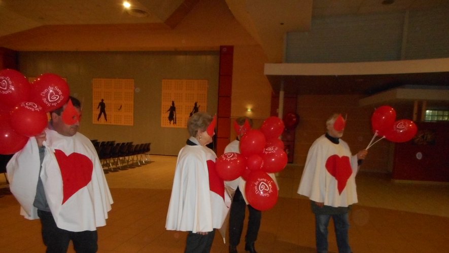 Les donneurs de sang bénévoles du Bassin et sa région ont participé au carnaval de Decazeville.