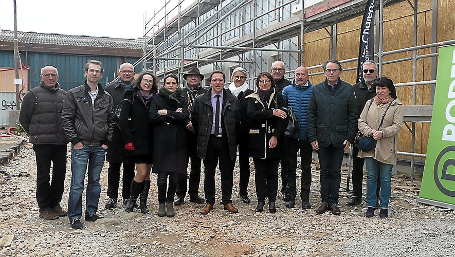 Professionnels de santé et élus lors de la visite de chantier.