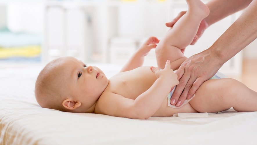 Un conservateur dans les lingettes pour bébé inquiète les autorités sanitaires