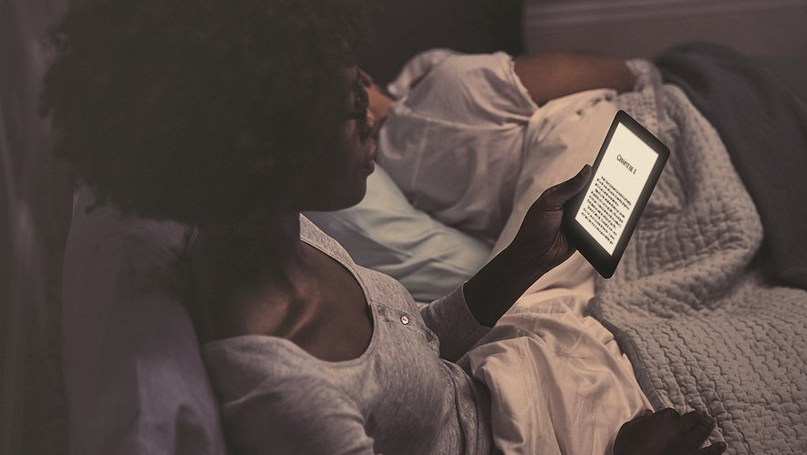 Le nouveau Kindle d'Amazon propose un éclairage frontal ajustable, pratique pour lire en tout confort dans l'obscurité.