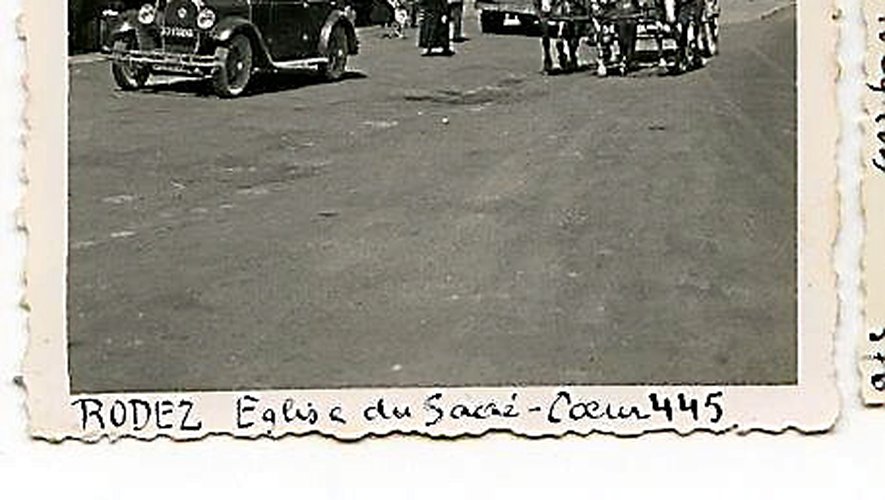 « Moteur à crottin » et automobiles ensemble au Faubourg de Rodez.