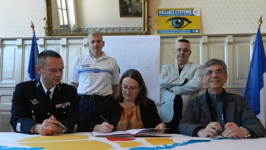 La convention a été signée jeudi, en mairie, par la sous-préfète, le maire et le commandant de gendarmerie.