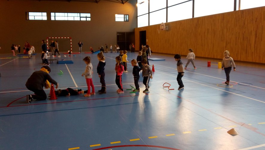 De jeunes sportifs de 2 à 6 ans à la maternelle Anne-Frank