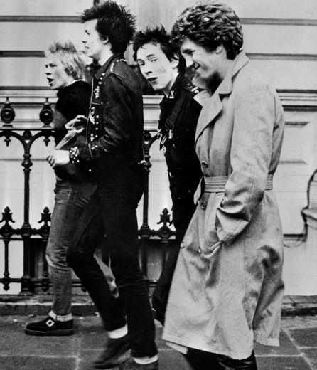 Cliché datant de 1977 de Sex Pistols. (G à D) le batteur Paul Cook, le bassiste Sid Vicious, le chanteur Johnny Rotten, et le guitariste Steve Jones.
