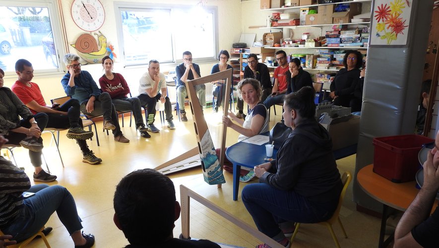 Enseignants et Parents d’élèves ont participé à un atelier de création des harpes.