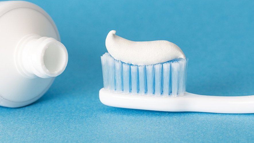 Le dioxyde de titane, controversé car il contient des nanoparticules, est largement présent dans les dentifrices.