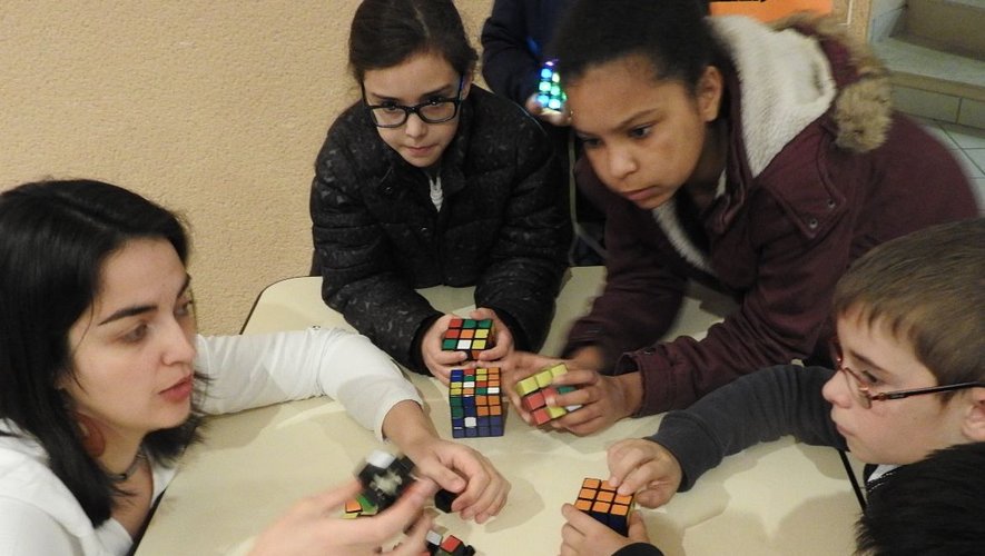 Le Rubik’s cube aura toute sa place au troisième Salon des jeux mathématiques, organisé par le collège Paul – Ramadier.