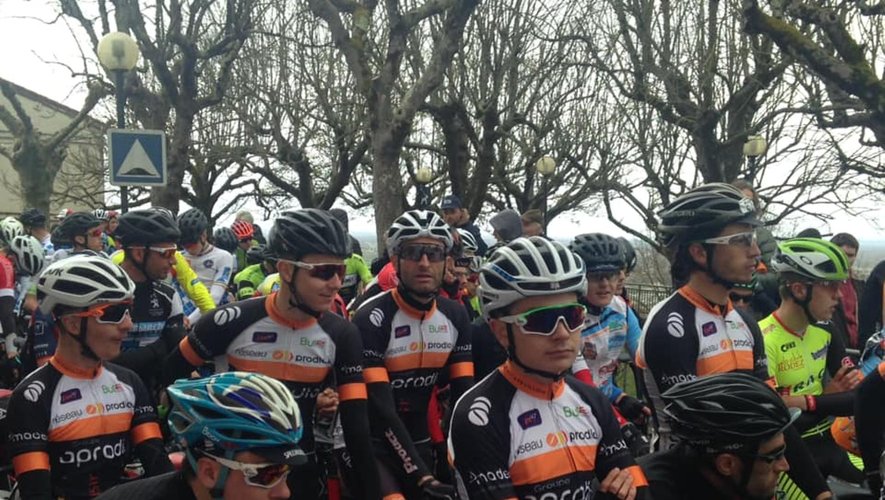Les coureurs du Guidon decazevillois et de la team Aprodia au départ à Lafrançaise (Tarn-et-Garonne).