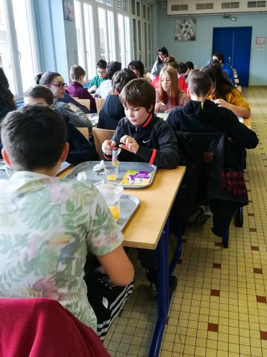 Au collège Lucie Aubrac,les 5es apprennent à équilibrerleur petit-déjeuner.