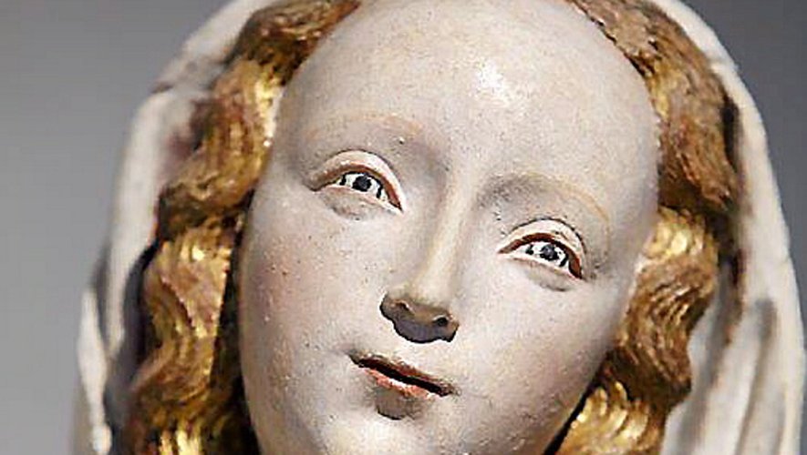 La Vierge du couvent des Annonciades vers 1520-1530.  Peut-être décorait-elle la chapelle du couvent des Annonciades consacrée en 1524 par l’évêque François d’Estaing. Cette statue, véritable chef-d’œuvre de grâce est visible au musée Fenaille. 
