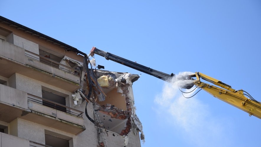 La destruction de la tour des Cèdres, dans le quartier Ramadier à Rodez, a débuté lundi 1er avril.