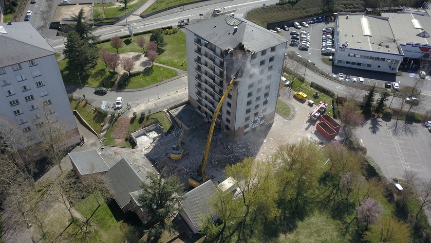 La destruction de la tour des Cèdres, dans le quartier Ramadier à Rodez, a débuté lundi 1er avril.
