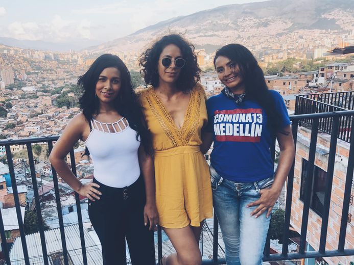 Sabria Djafar lors de son voyage en Colombie, ici au coeur de la Comuna 13 de Medellin.
