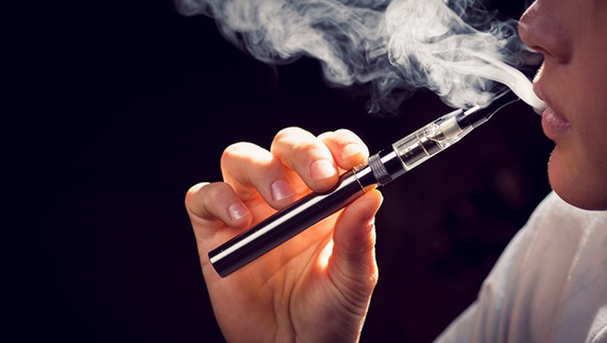 Les cigarettes électroniques délivrant de la nicotine ne poussent pas à commencer à fumer, comme certains le craignaient.