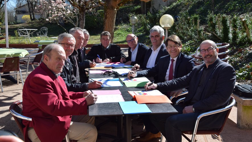 Signature des présidents avec notamment Christophe Laborie (Sorgues et Dourdou), Yves Regourd (Viaur), Michel Artus (Aveyron Amont) et André Bec (Rance).