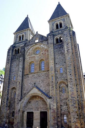 Il y a 1 200 l’abbaye de Conques fut créée sous le protectorat de Louis le Pieux, fils de Charlemagne.