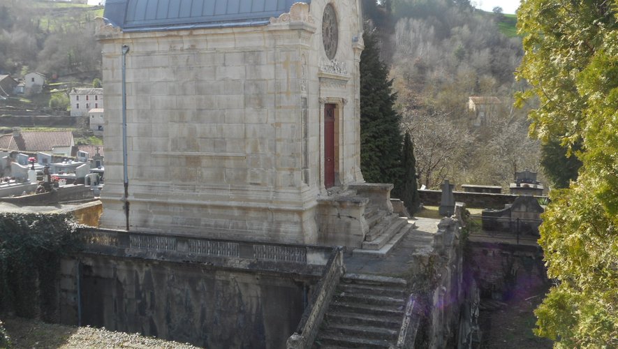 Le mausolée comprend une crypte où repose la famille Cabrol surmontée d’une chapelle.