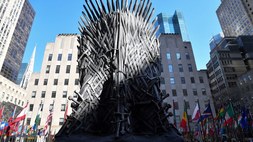 Un trône de fer géant a été installé au Rockfeller Center à New York à l'occasion de la diffusion de la dernière saison de "Game of Thrones" le 14 avril