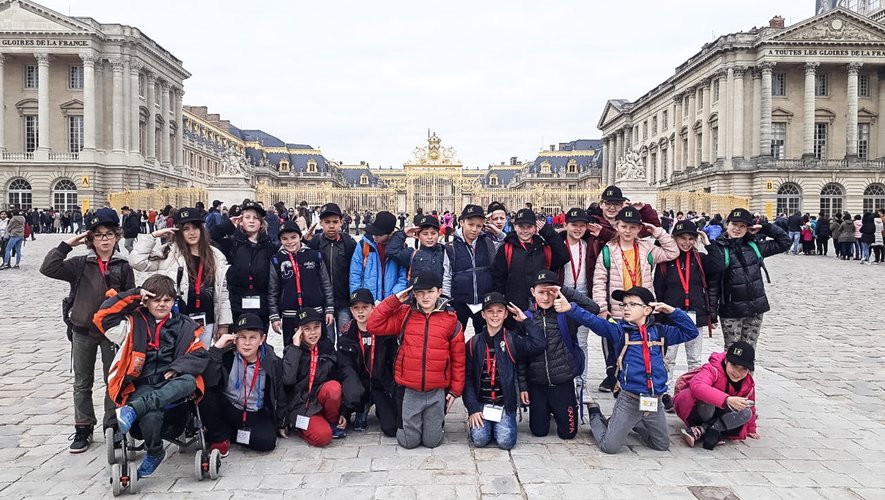 Le groupe devant les grilles du château de Versailles