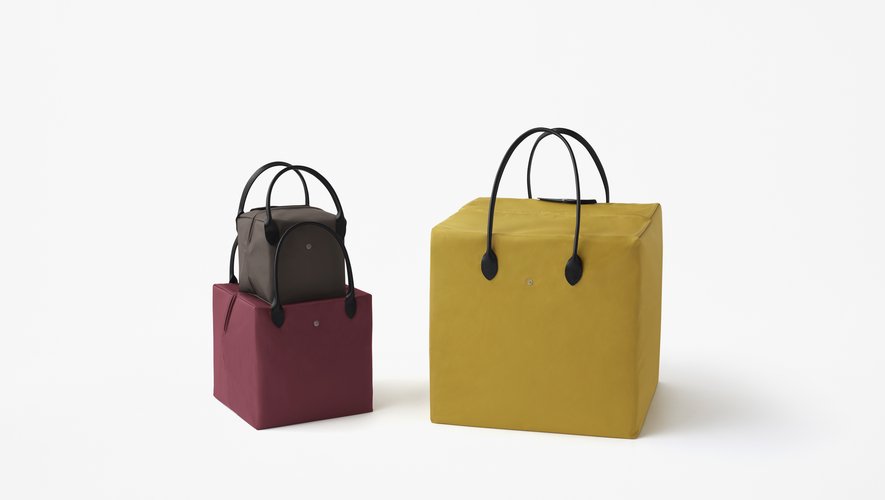 La collection Longchamp x Nendo comprend un sac en forme de cube.
