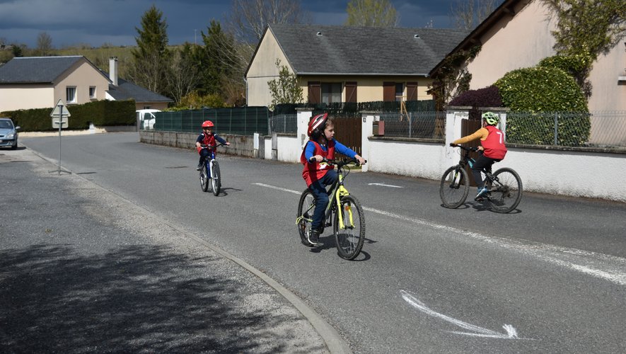 Les enfants sur le parcours cycliste.