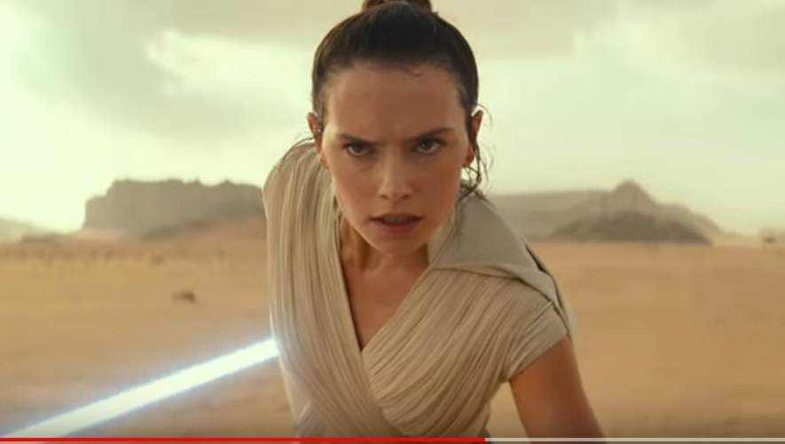 Rey (Daisy Ridley) a conservé le sabre laser de Luke Skywalker et tentera à son tour de sauver la galaxie lointaine, très lointaine.