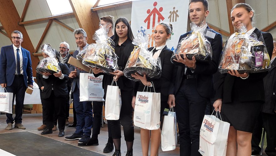 Régis Marcon a félicité les élèves vainqueurs de concours de cuisine ou auteurs des meilleurs rapports de stage.