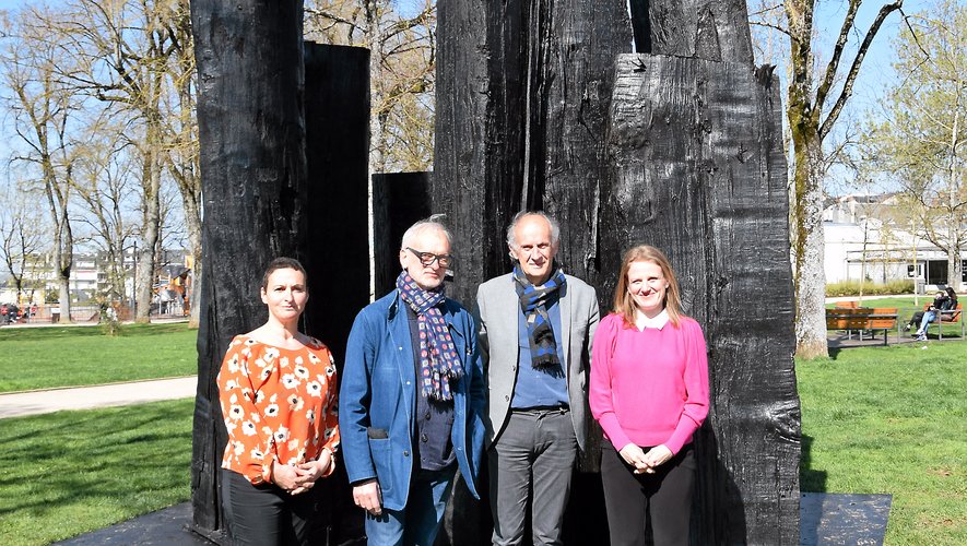 Carole Bouzid (musée D.-Puech), Christian Lapie, Jean-Michel Cosson et Sarah Vidal devant une œuvre érigée au jardin public de Rodez.