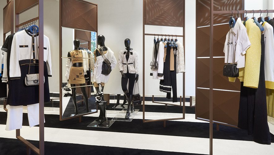 Chanel présente le nouveau décor de sa boutique saisonnière à Saint-Tropez.