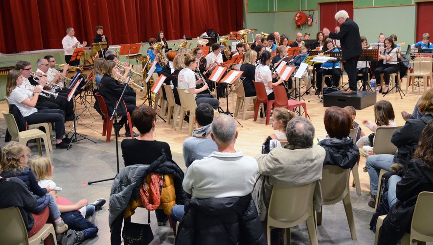 L’Harmonie et l’orchestre de l’école de musique ont interprété un morceau en commun.