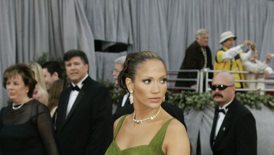 Si elle sait être sexy, Jennifer Lopez n'en oublie pas d'être glamour lors des événements les plus chic. A la 78e cérémonie des Oscars, la belle foule le tapis rouge dans une robe vintage Jean Dessès. So chic. Hollywood, le 5 mars 2006.