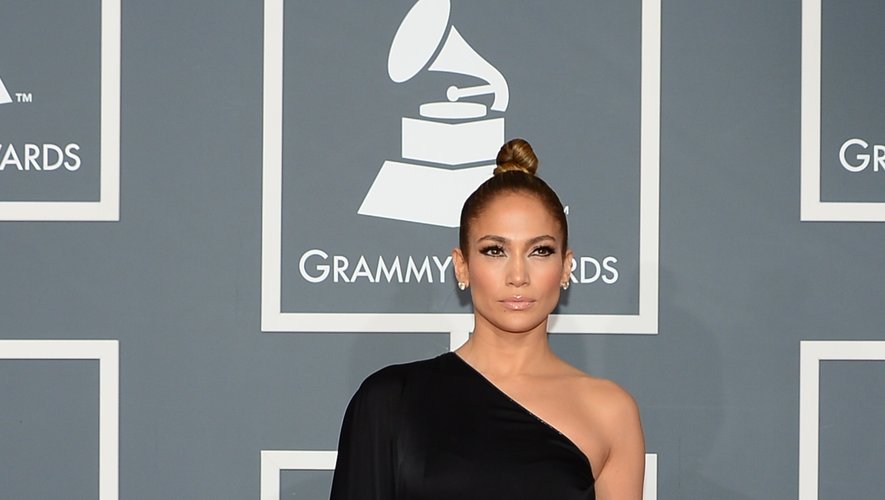 Pour les Grammy Awards, Jennifer Lopez joue la carte de la sobriété, posant dans une longue robe asymétrique noire signée Anthony Vaccarello. Une création tout de même fendue au niveau de la cuisse. Los Angeles, le 10 février 2013.