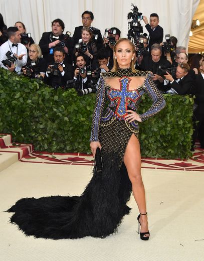 Proche de la maison Balmain, Jennifer Lopez ne pouvait qu'opter pour cette robe sculpturale de la maison française, ornée d'une croix au niveau de la poitrine, pour le Met Gala 2018. New York, le 7 mai 2018.