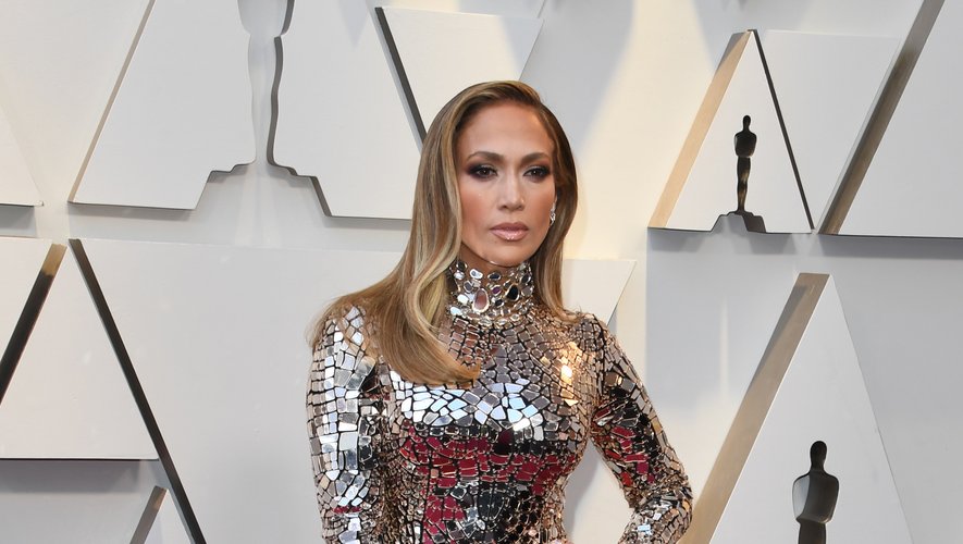 Jennifer Lopez a fait sensation lors de la dernière cérémonie des Oscars, arborant une robe spectaculaire recouverte de miroirs, signée Tom Ford. Hollywood, le 24 février 2019.