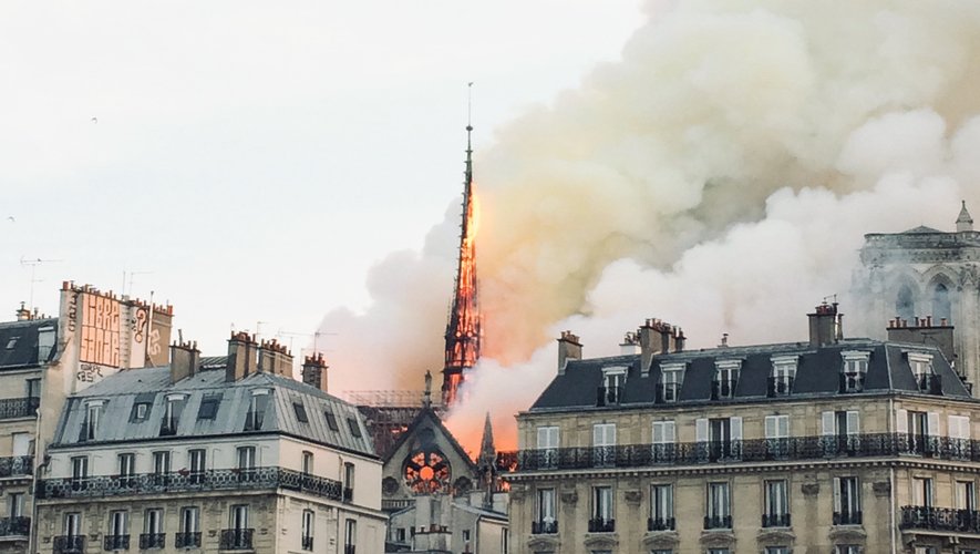 Un concours international d'architecture va être lancé pour la reconstruction de la flèche de Notre-Dame, détruite dans l'incendie qui a ravagé lundi la cathédrale