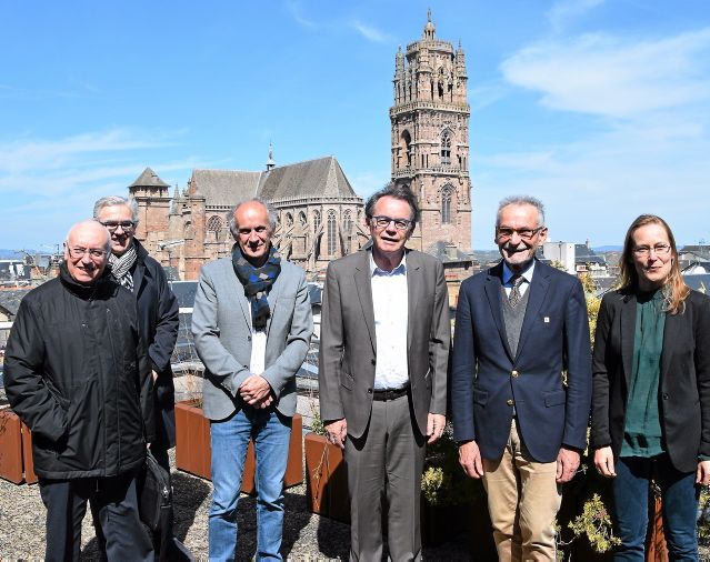 Tous mobilisés pour venir en aide à Notre-Dame de Paris… devant Notre-Dame de Rodez : le père Lazuech, Miguel Chevalier, Jean-Michel Cosson, Christian Teyssèdre, Patrice Lemoux et Diane Joy.