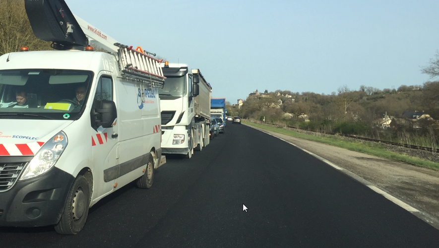 Une longue file de véhicules en attente... Aux automobilistes de prendre leur mal en patience.