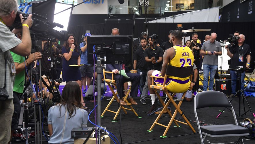 La star de NBA LeBron James lors d'une interview à Los Angeles