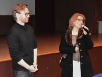 La conseillère municipale F. Philippe et le réalisateur O. Dickinson présentent le documentaire.