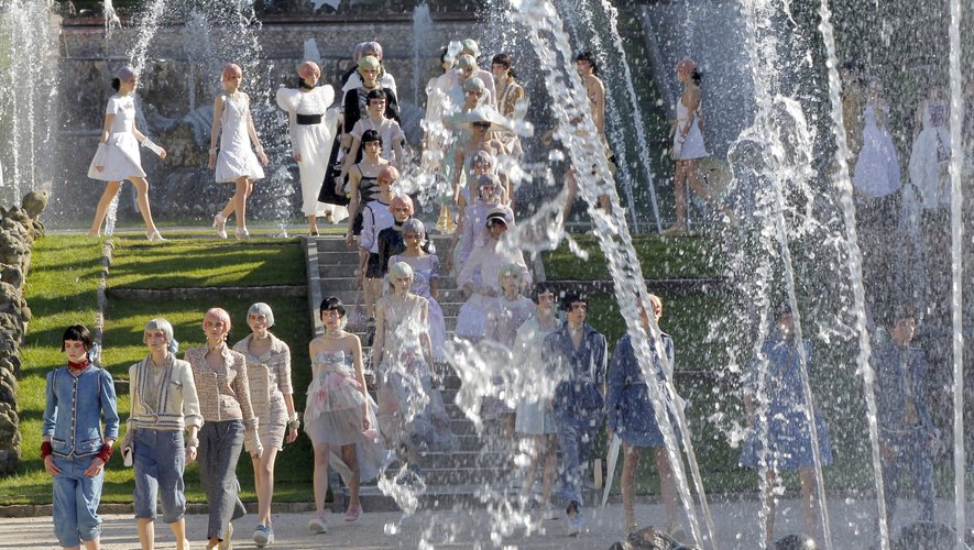 Chanel, sous l'impulsion de Karl Lagerfeld, voit les choses en grand pour son défilé Croisière, organisé dans les jardins du château de Versailles. Le 14 mai 2012.