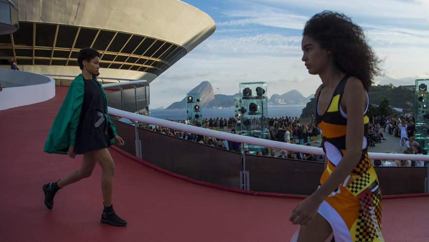 Louis Vuitton crée l'événement pour son défilé Croisière 2017. Nicolas Ghesquière fait voyager la fashion sphère au Brésil, choisissant le somptueux musée d'art contemporain de Niterói, en face de Rio de Janeiro. Le 28 mai 2016.