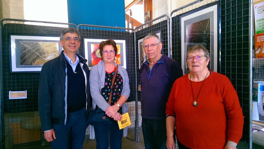 Le maire Serges Roques, Michèle Baro et Jean Baro représentant Paroles Vives et Maryse Joulia une participante.