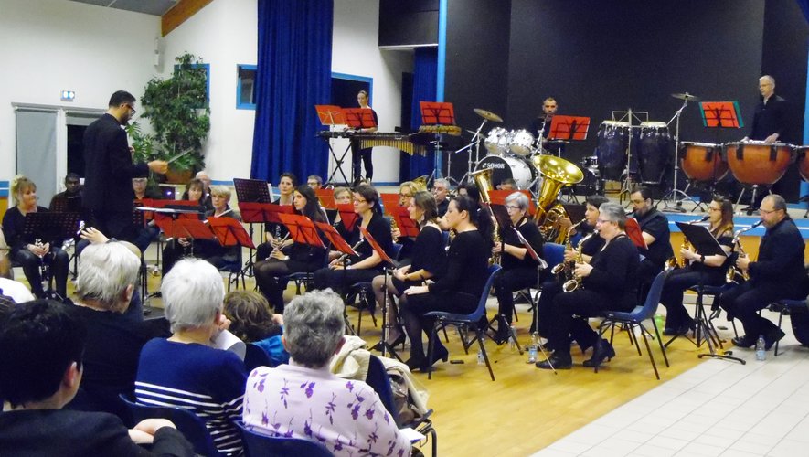 L’Orchestre d’Harmonie départemental sénior était accueilli par les parents des élèves du conservatoire et offrait aux enfants de l’Orchestre à l’école un beau moment de partage musical
