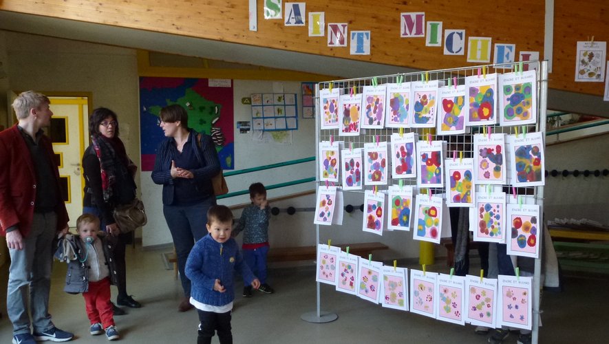 Parents et enfants découvrent l'école Saint-Michel.